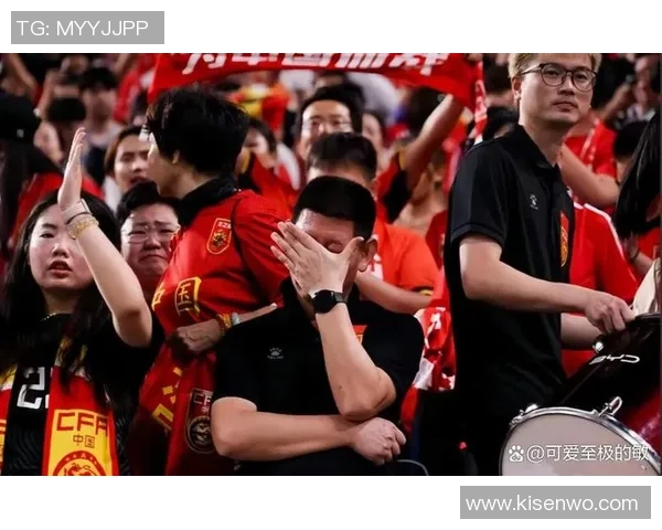 足球明星温暖瞬间抱起球迷感动全场视频分享 足球明星温暖瞬间抱起球迷感动全场视频分享